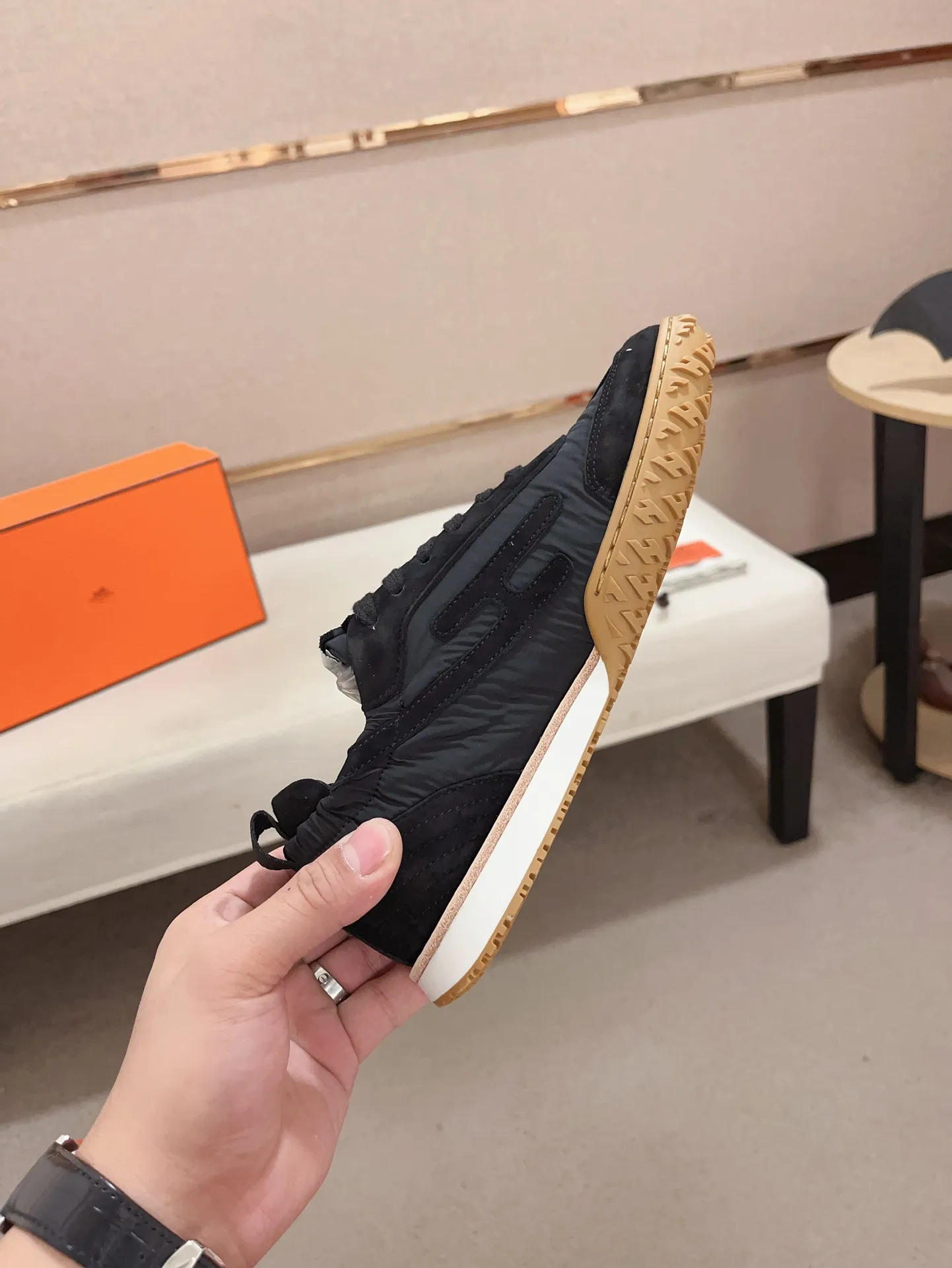 Men's men's shoes 💰: 720💰 Hermes top version # Couple style 💏 24ss casual sneakers Suede goatskin sneakers decorated with contrasting patterns and iconic "H" details, beautifully packaged at the delivery counter 🛍📦 Fabric: suede + cowhide Lining: mixed sheep lining Outsole: original TPU Bottom thickness: 2CM Size: 35-44